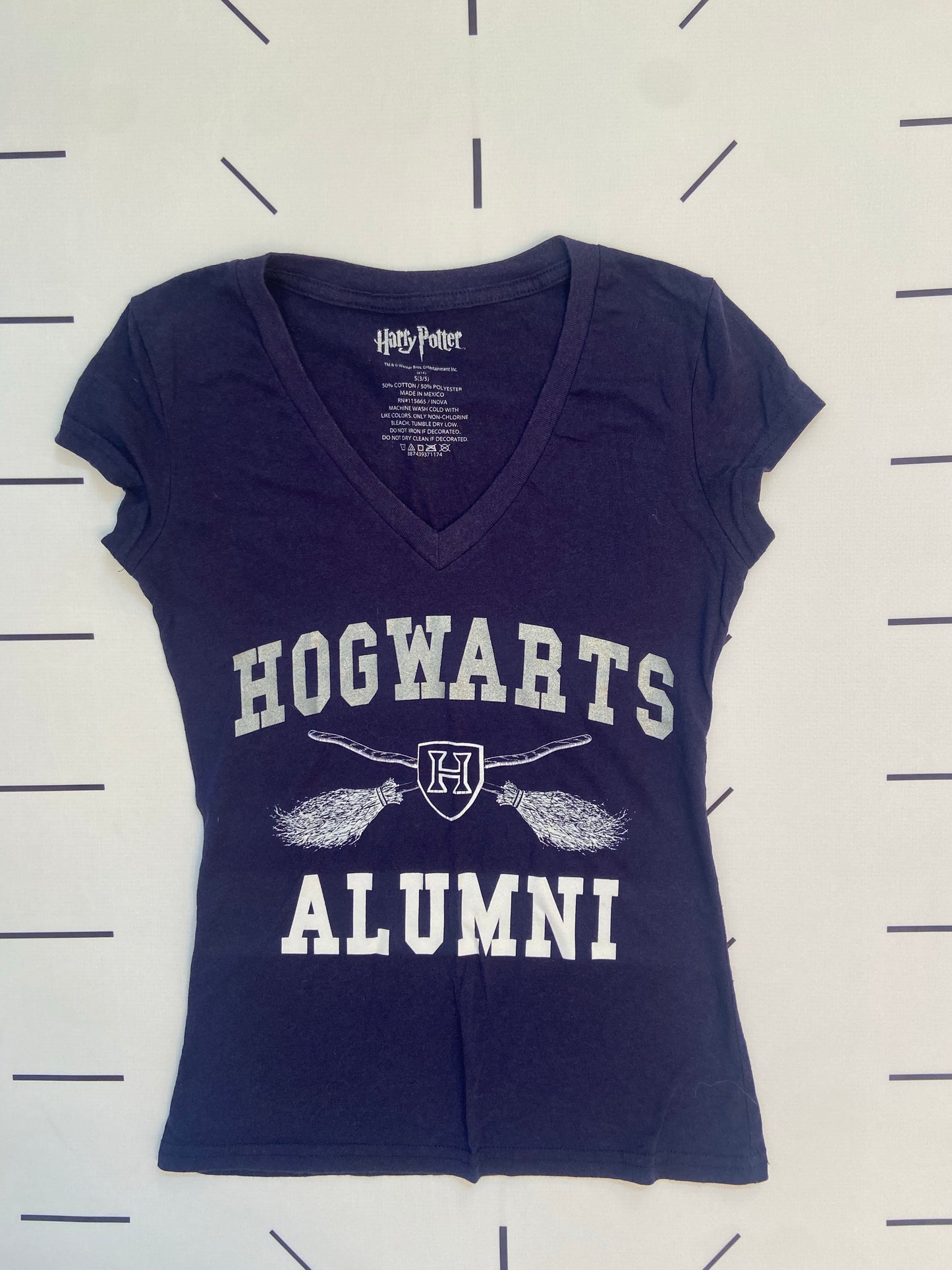 Hogwarts Alumni Vneck- S